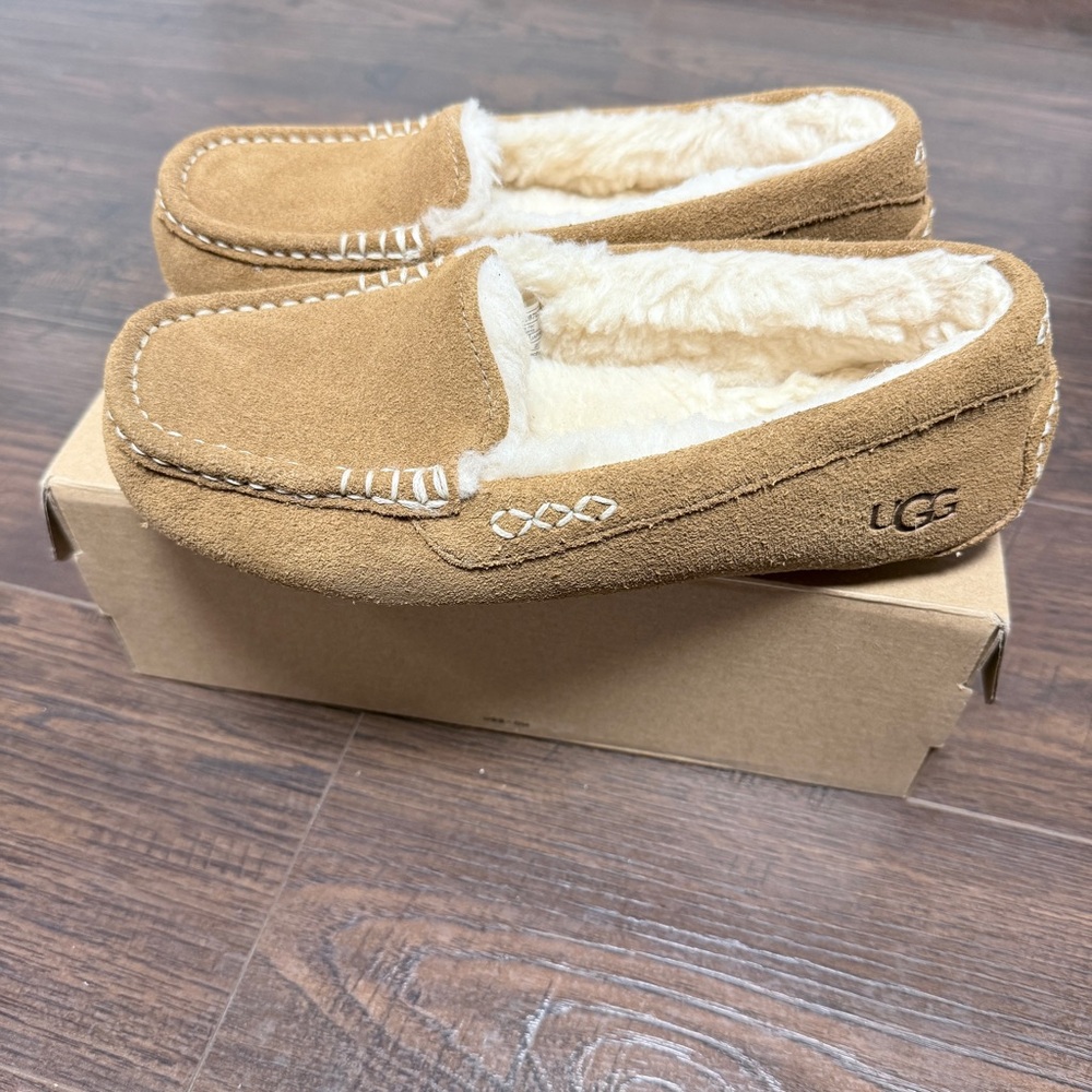 Almost new!!!! UGG ANSLEY HOUSE SHOES SLIPPERS MOCCASINS